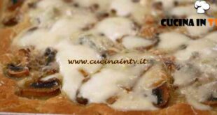 Fatto in casa per voi - ricetta Pizza in teglia ai quattro formaggi e funghi di Benedetta Rossi