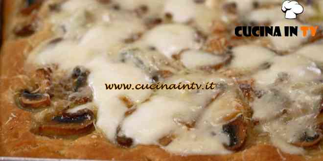 Fatto in casa per voi - ricetta Pizza in teglia ai quattro formaggi e funghi di Benedetta Rossi