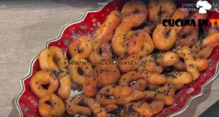 È sempre mezzogiorno | Zeppole di Natale ricetta Fulvio Marino