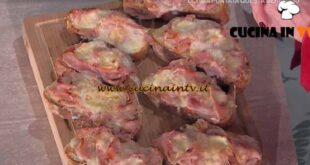 È sempre mezzogiorno | Crostoni di pane al prosciutto e formaggio ricetta Fulvio Marino