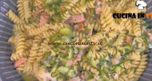 È sempre mezzogiorno | Fusilli zucchine salmone e stracchino ricetta Cristina Lunardini