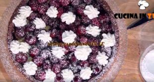È sempre mezzogiorno | Crostata con ciliegie al vino ricetta Daniele Persegani