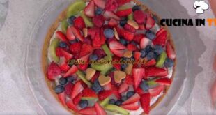 È sempre mezzogiorno | Crostata di frutta e crema al latte ricetta Natalia Cattelani