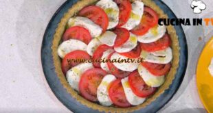 È sempre mezzogiorno | Crostata salata caprese ricetta Sonia Peronaci