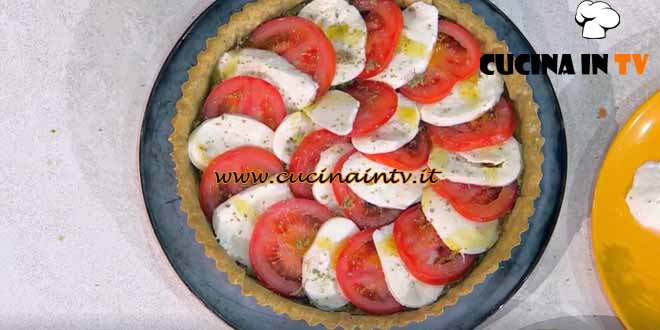 È sempre mezzogiorno | Crostata salata caprese ricetta Sonia Peronaci