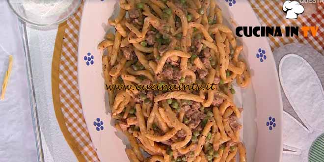 È sempre mezzogiorno | Strozzapreti con salsiccia e piselli ricetta Daniele Persegani
