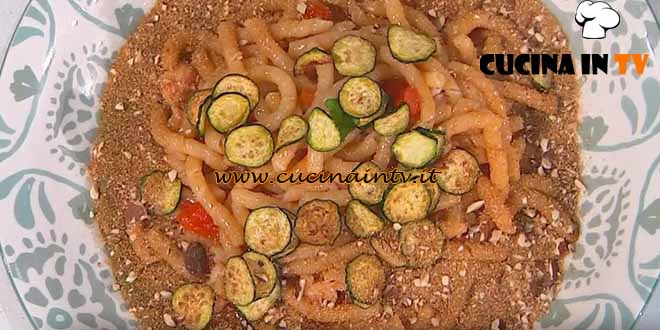 È sempre mezzogiorno | Busiate zucchine e gamberi ricetta Fabio Potenzano