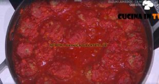 È sempre mezzogiorno | Polpette al sugo ricetta Daniele Persegani