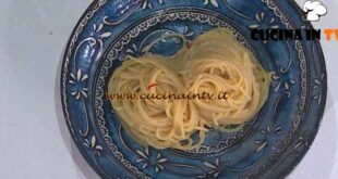 È sempre mezzogiorno | Spaghetti aglio olio e peperoncino 2.0 ricetta Sonia Peronaci