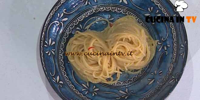 È sempre mezzogiorno | Spaghetti aglio olio e peperoncino 2.0 ricetta Sonia Peronaci