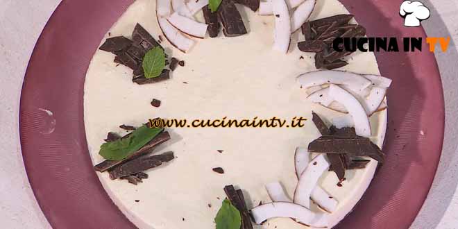 È sempre mezzogiorno | Torta semifreddo al cocco ricetta Natalia Cattelani