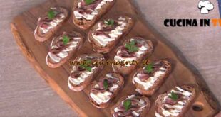 È sempre mezzogiorno | Pane burro e acciughe ricetta Fulvio Marino