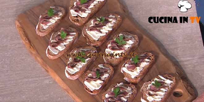 È sempre mezzogiorno | Pane burro e acciughe ricetta Fulvio Marino