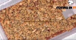 È sempre mezzogiorno | Torta di mele croccante ricetta Natalia Cattelani