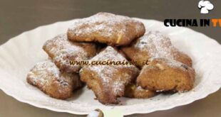 Mettete l’uvetta a bagno nel nocino. In una ciotola, mettete la farina 00, lo zucchero semolato, il lievito per dolci, un pizzico di cannella e mescolate per bene. A questo punto, aggiungete l’uvetta insieme al nocino dell’ammollo, l’olio e cominciate ad impastare, inserendo anche i pinoli. Ottenuto un panetto omogeneo e compatto, prelevate delle noci di impasto, a cui date la forma di rombi. Disponeteli su una teglia con carta forno e cuoceteli in forno caldo e statico a 180° per 20 minuti. Una volta freddi, spolverizzateli con zucchero a velo.