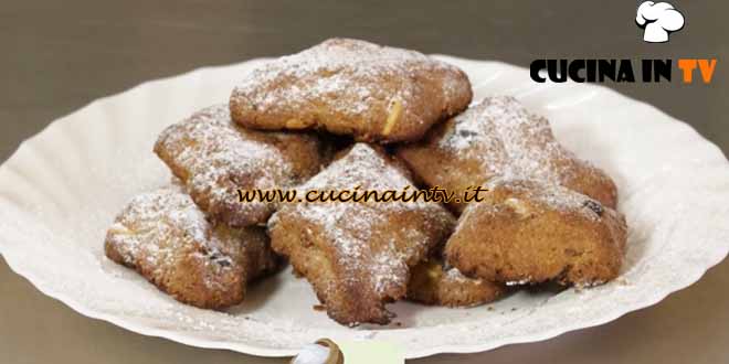 Mettete l’uvetta a bagno nel nocino.
In una ciotola, mettete la farina 00, lo zucchero semolato, il lievito per dolci, un pizzico di cannella e mescolate per bene.
A questo punto, aggiungete l’uvetta insieme al nocino dell’ammollo, l’olio e cominciate ad impastare, inserendo anche i pinoli.
Ottenuto un panetto omogeneo e compatto, prelevate delle noci di impasto, a cui date la forma di rombi. Disponeteli su una teglia con carta forno e cuoceteli in forno caldo e statico a 180° per 20 minuti. Una volta freddi, spolverizzateli con zucchero a velo.