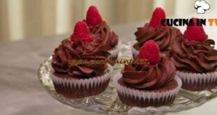 Cucina economica | Cupcakes al cioccolato con la glassa ricetta Csaba Dalla Zorza