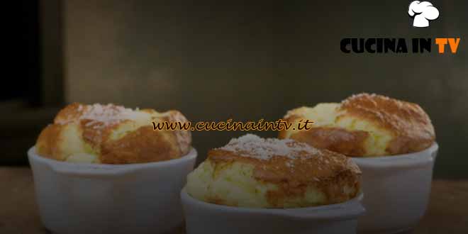 Cucina economica | Soufflè ai tre formaggi ricetta Csaba Dalla Zorza