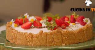 Cucina economica | Torta di primavera con fragole e camomilla ricetta Csaba Dalla Zorza