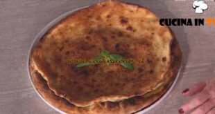 È sempre mezzogiorno | Pizza con le scarole al bacio ricetta Vincenzo Capuano