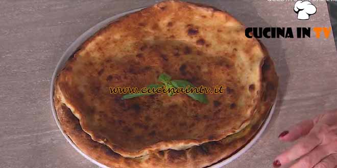 È sempre mezzogiorno | Pizza con le scarole al bacio ricetta Vincenzo Capuano