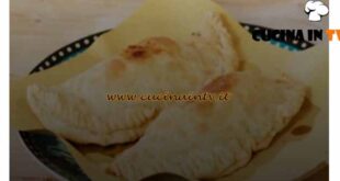 Dal Mercato alla Tavola | Panzerotti fritti con scarola salsiccia e provola con Carolina Di Domenico