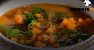 Le ricette di Peppe Guida | Zuppa di zucca con nocciole all'arrabbiata ricetta Peppe Guida