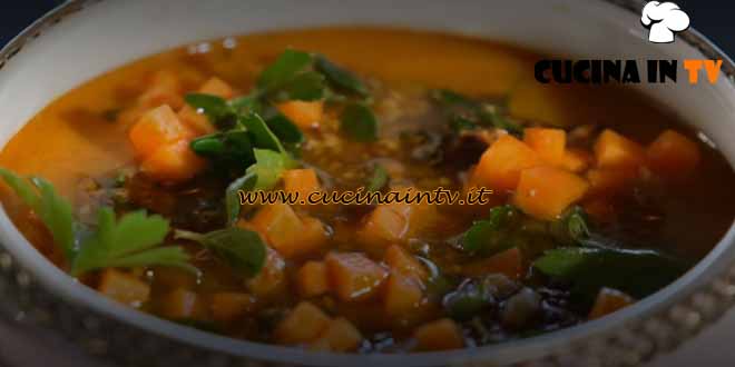 Le ricette di Peppe Guida | Zuppa di zucca con nocciole all'arrabbiata ricetta Peppe Guida