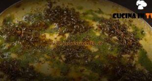 Le ricette delle feste di Peppe Guida | Pasta patate e provola con colatura di alici e tartufo nero ricetta Peppe Guida