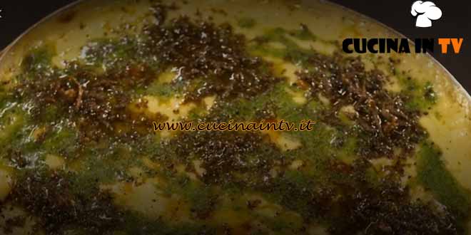 Le ricette delle feste di Peppe Guida | Pasta patate e provola con colatura di alici e tartufo nero ricetta Peppe Guida