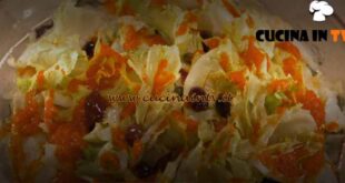 Le ricette delle feste di Peppe Guida | Pizza di scarole con baccalà e salsa di papaccelle ricetta Peppe Guida