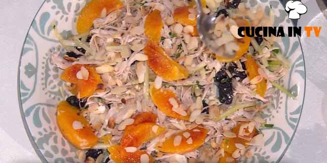 È sempre mezzogiorno | Insalata invernale di tacchino e prugne ricetta Sonia Peronaci