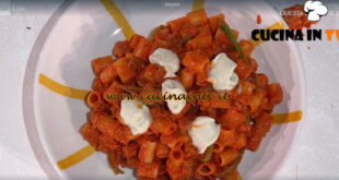 È sempre mezzogiorno | Tubettoni con friggitelli e salsiccia ubriaca ricetta Salvatore Giugliano