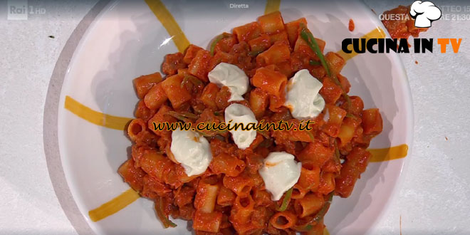 È sempre mezzogiorno | Tubettoni con friggitelli e salsiccia ubriaca ricetta Salvatore Giugliano