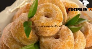 Le ricette delle feste di Peppe Guida | Le graffe della nonna di patate e cannella ricetta Peppe Guida