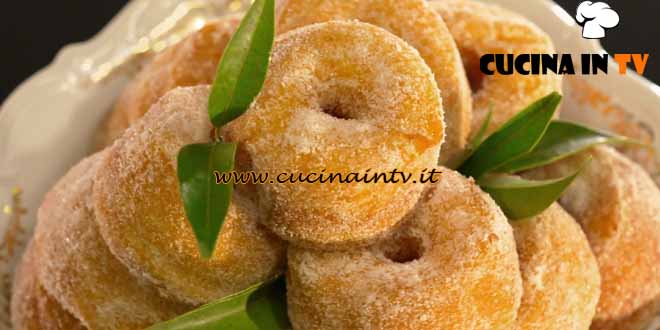 Le ricette delle feste di Peppe Guida | Le graffe della nonna di patate e cannella ricetta Peppe Guida