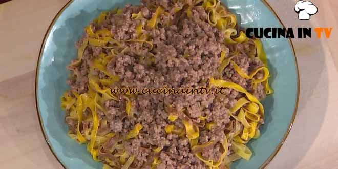 È sempre mezzogiorno | Tagliolini colorati con burro e salsiccia ricetta Alessandra Spisni