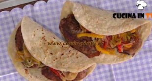 È sempre mezzogiorno | Piadina sfogliata salsiccia cipolla e peperoni ricetta zia Cri
