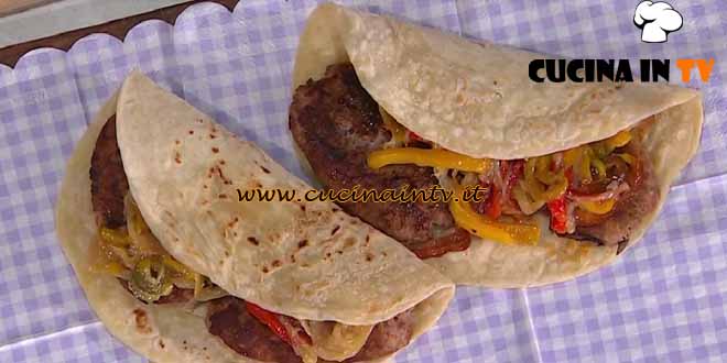 È sempre mezzogiorno | Piadina sfogliata salsiccia cipolla e peperoni ricetta zia Cri