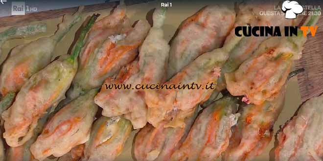 È sempre mezzogiorno | Fiori di zucca in pastella ricetta Filippo Billi