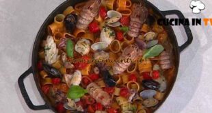 È sempre mezzogiorno | Gran calamarata ai frutti di mare ricetta David Fiordigiglio