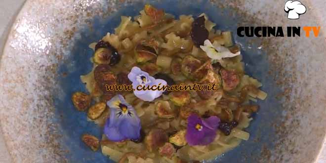 È sempre mezzogiorno | Pasta mista all’aglio nero e zucchine ricetta Ciro Scamardella