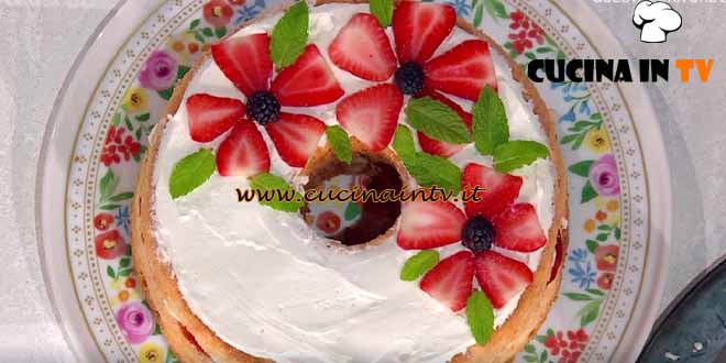 È sempre mezzogiorno | Angel cake alle fragole ricetta Natalia Cattelani