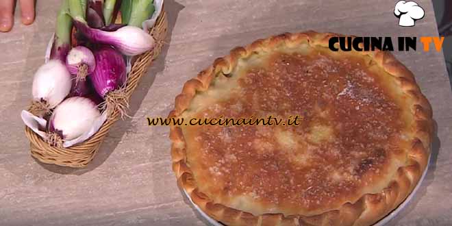 È sempre mezzogiorno | Focaccia pugliese alle cipolle ricetta Fulvio Marino