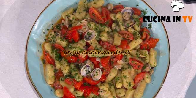 È sempre mezzogiorno | Gnocchi di patate con salsa alle vongole ricetta zia Cri