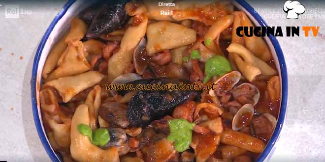 È sempre mezzogiorno | Pane a fittas ai frutti di mare ricetta Michele Farru
