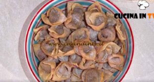 È sempre mezzogiorno | Tortelli fritti alle ciliegie ricetta Alessandra Spisni