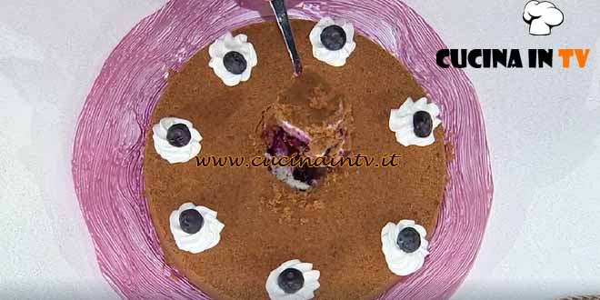 È sempre mezzogiorno | Cheesecake rovesciata ai mirtilli ricetta Daniele Persegani
