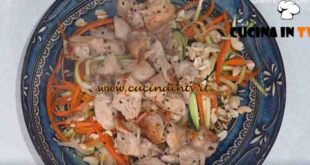 È sempre mezzogiorno | Noodles con verdure e pollo ricetta Francesca Marsetti