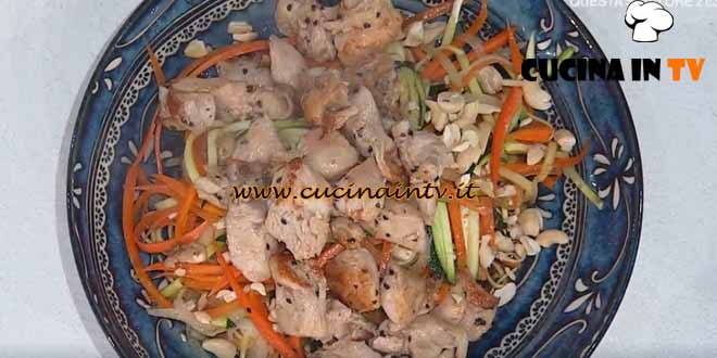 È sempre mezzogiorno | Noodles con verdure e pollo ricetta Francesca Marsetti